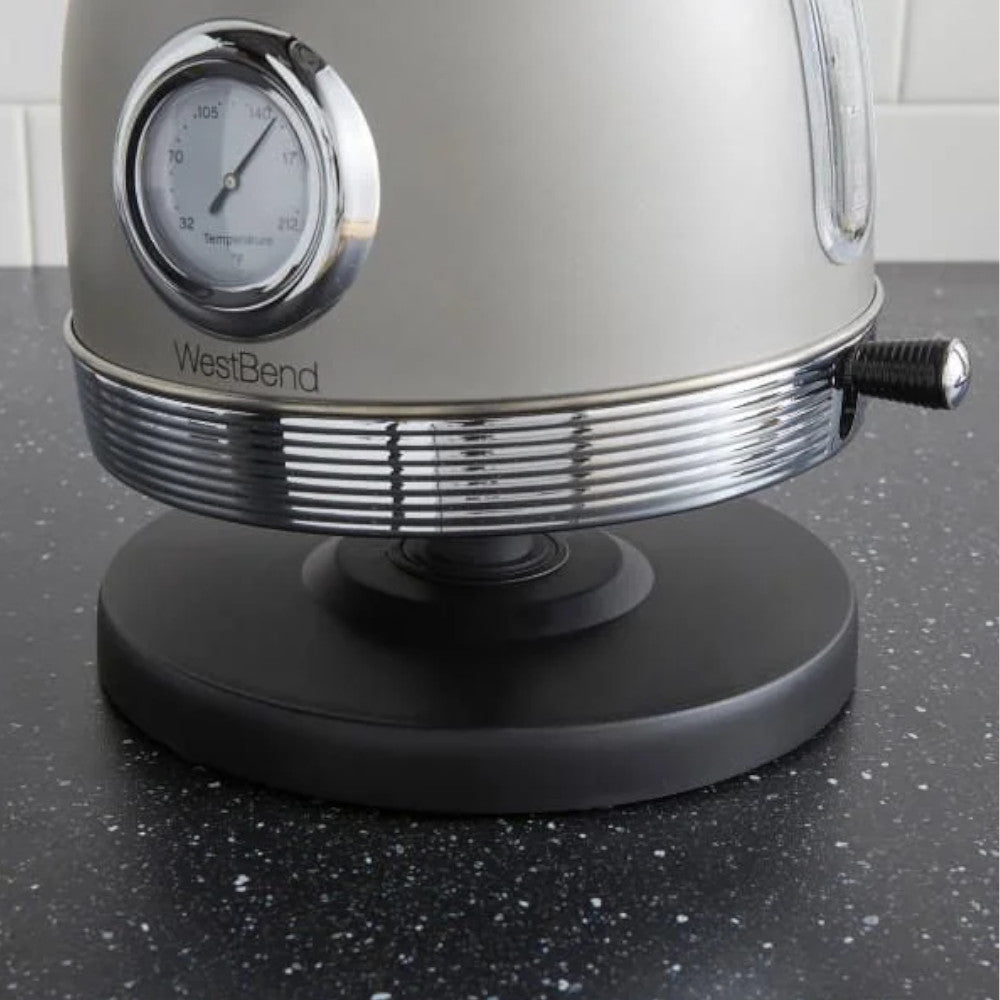 Bouilloire élecrique rétro en stainless West Bend de 1,7L (WBRTGR13) - Nouveau